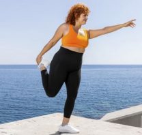 Mujer realizando actividad física para promover el deporte en personas que desean cambiar sus hábitos alimentarios y de vida.