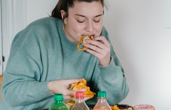 atracones de comida; picoteo, comer emocional